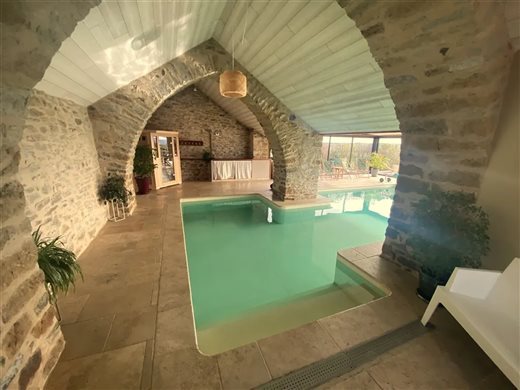 Les Caselles: accommodation, home-made guest rooms, stopover for professionals, heated indoor swimming pool, wellness area, wifi, EV recharging point, near the A75 motorway
