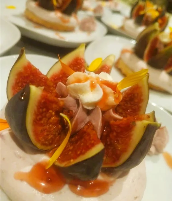 Les Caselles: Table d'hôte, evening stopover, indoor swimming pool, spa, jacuzzi, sauna in Aveyron